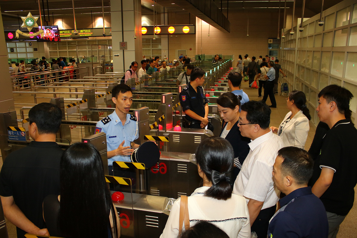 關閘邊境站警司處主管介紹自助過關系統