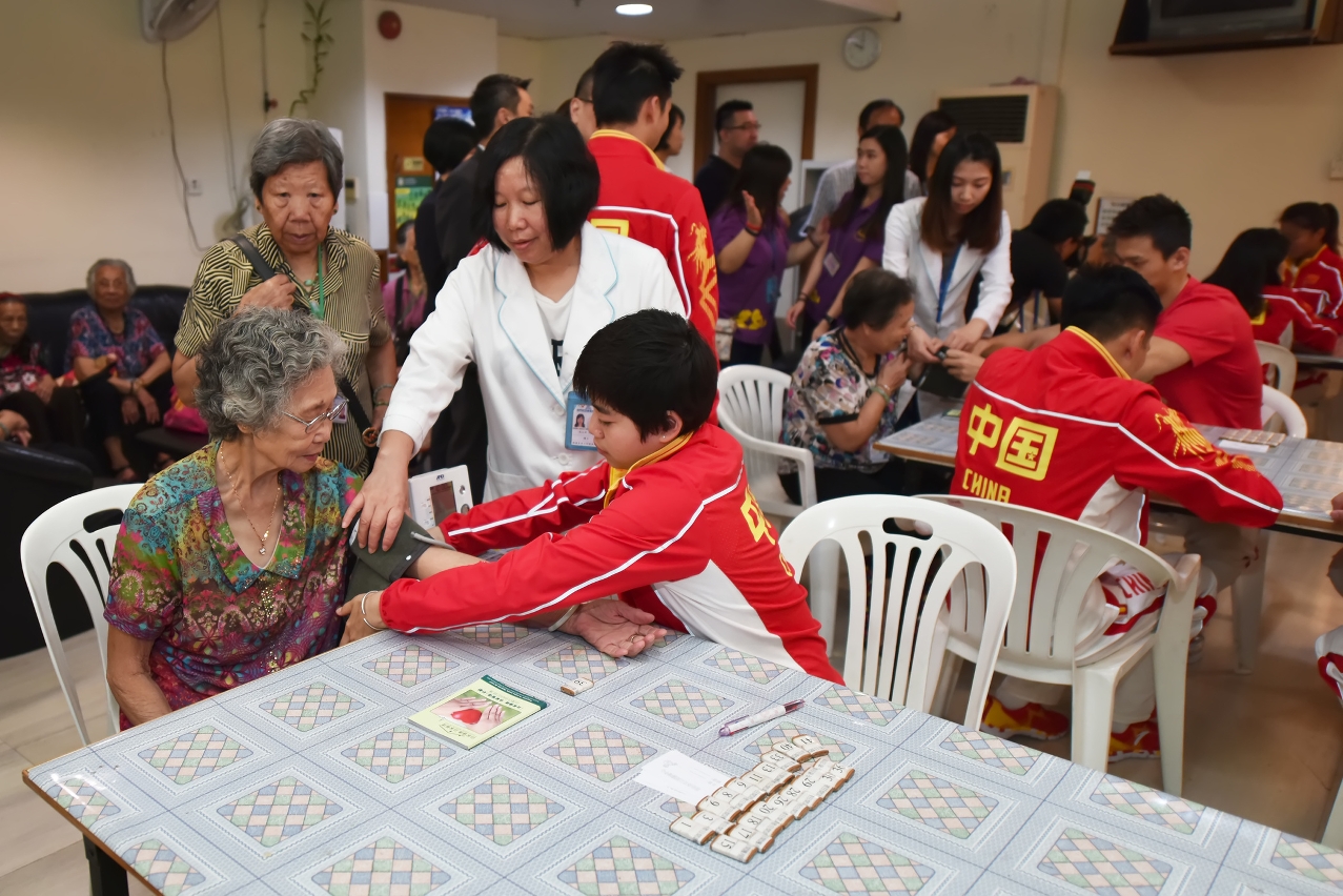 國家運動員為長者量血壓
