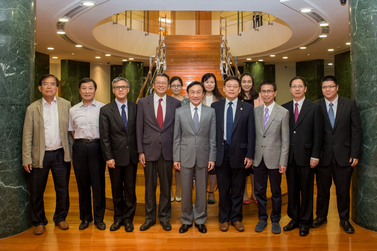 Secretário para os Assuntos Sociais e Cultura, Doutor Alexis Tam, reuniu-se com a União de Estudiosos de Macau. 2