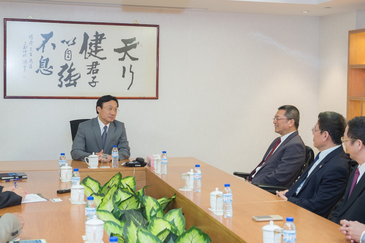 Secretário para os Assuntos Sociais e Cultura, Doutor Alexis Tam, reuniu-se com a União de Estudiosos de Macau. 1
