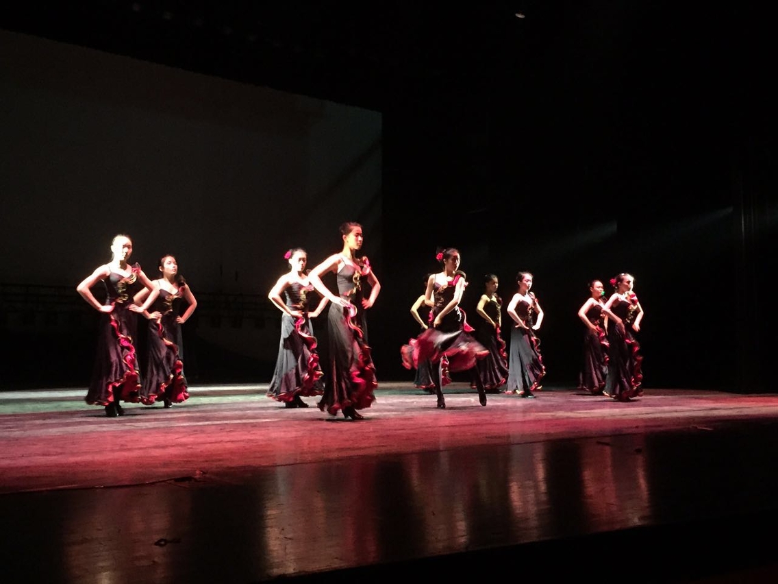 舞校學生於演出前在上海加緊演練