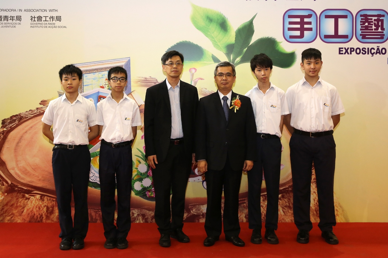 黃少澤司長與勞工子弟學校鄭杰釗校長及得獎學生合照