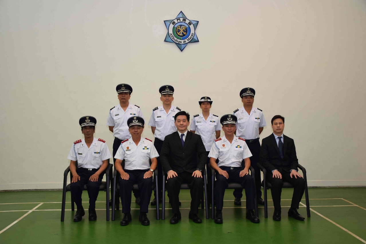 海關領導與4位獲晉升的關務總長合照