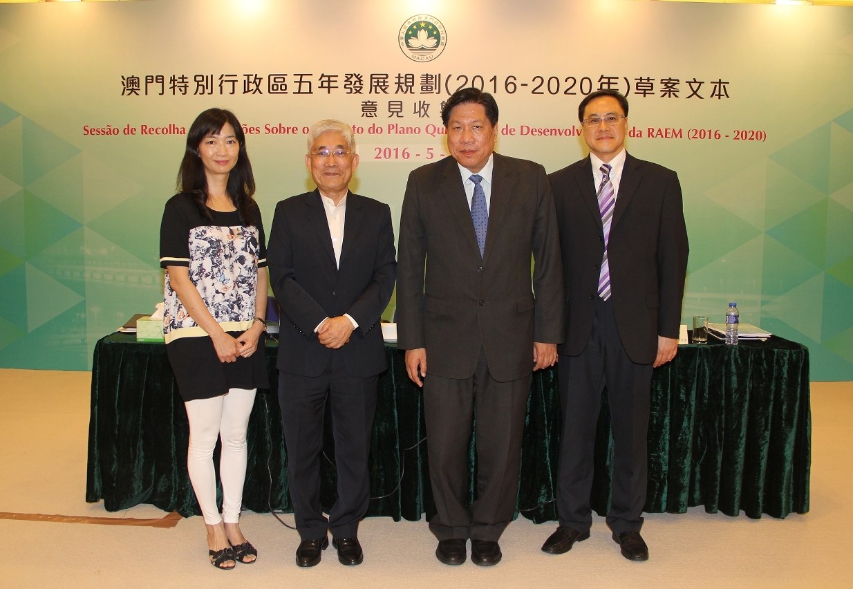 Fotografia dos representantes da Associação de Intercâmbio de Cultura Chinesa com os responsáveis do Gabinete de Estudo das Políticas