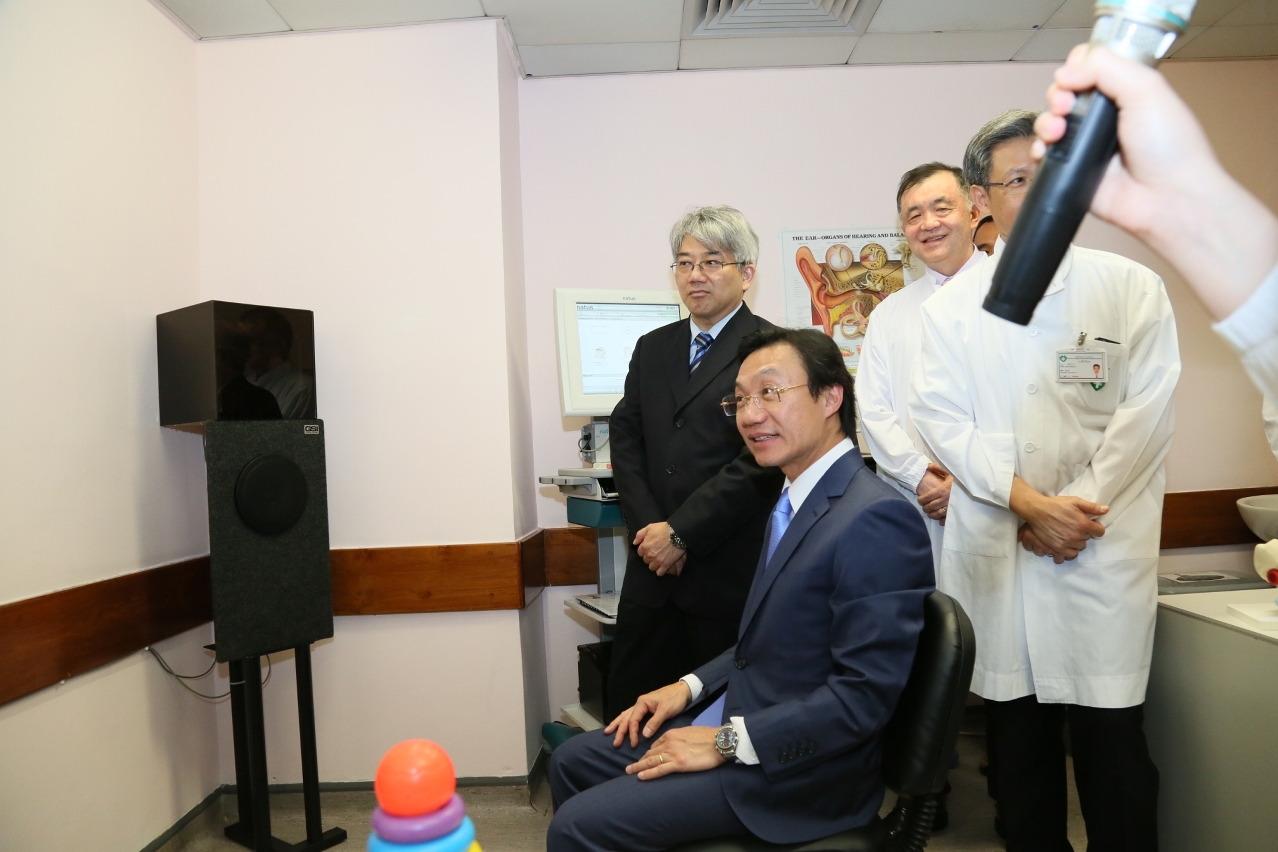 Mr Tam Chon Weng is briefed about the hearing test facility