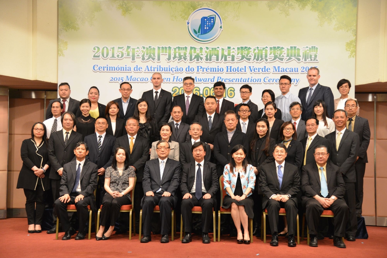 Cerimónia de Atribuição do Prémio Hotel Verde Macau 2015 realizada pela DSPA, foto de grupo dos representantes dos hotéis premiados em todas as edições com os convidados.