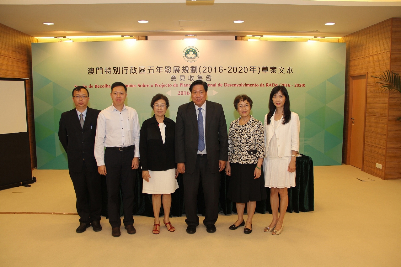 Fotografia dos representantes da Associação Chinesa dos Profissionais de Medicina de Macau com os responsáveis do Gabinete de Estudo das Políticas