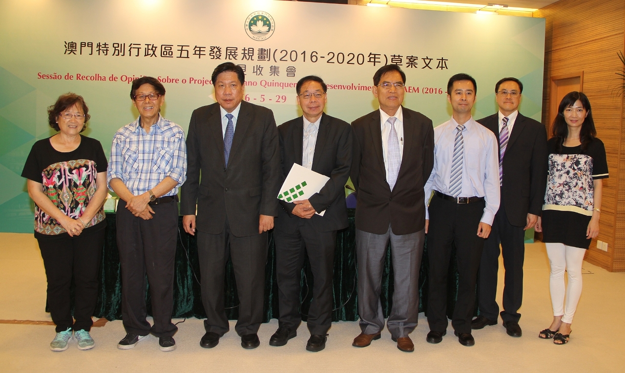 Fotografia dos representantes da Associação dos Artistas de Belas-Artes de Macau, Associação de História Educação de Macau e Associação para Protecção do Património Histórico e Cultural de Macau com os responsáveis do Gabinete de Estudo das Políticas