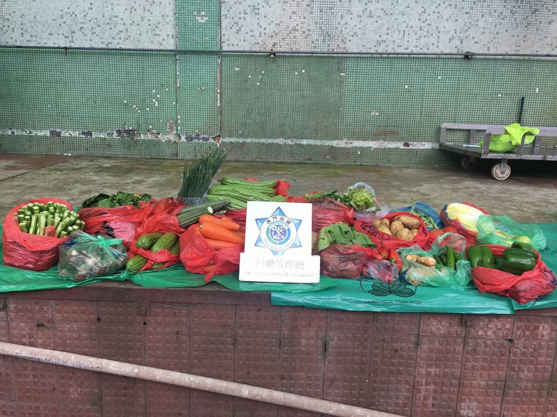 海關在一食肆內查獲未經檢疫的蔬果