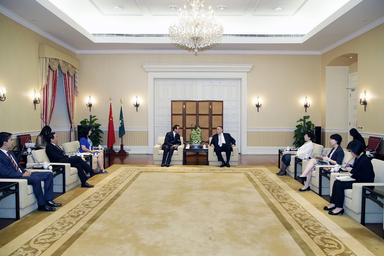 Chefe do Executivo, Chui Sai On, recebe em audiência representantes do Conselho das Comunidades Portuguesas na China, Macau e Hong Kong.