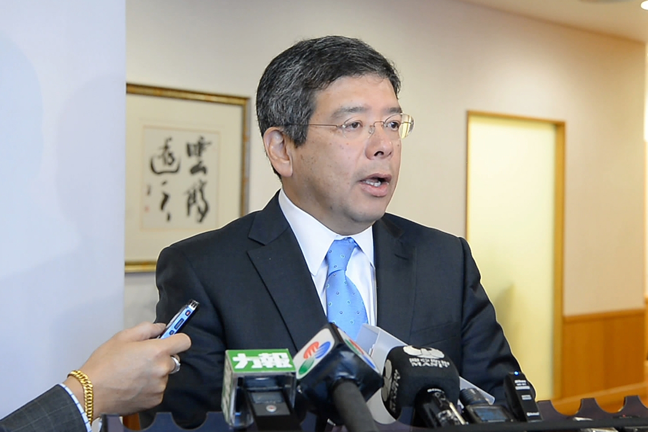 羅立文：進一步研究公共電信服務特許合同