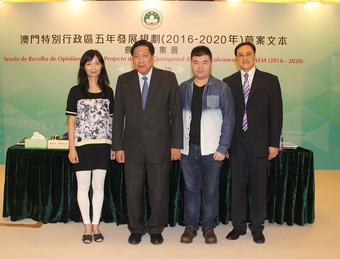 Fotografia dos representantes da Associação de História Oral de Macau com os responsáveis do Gabinete de Estudo das Políticas