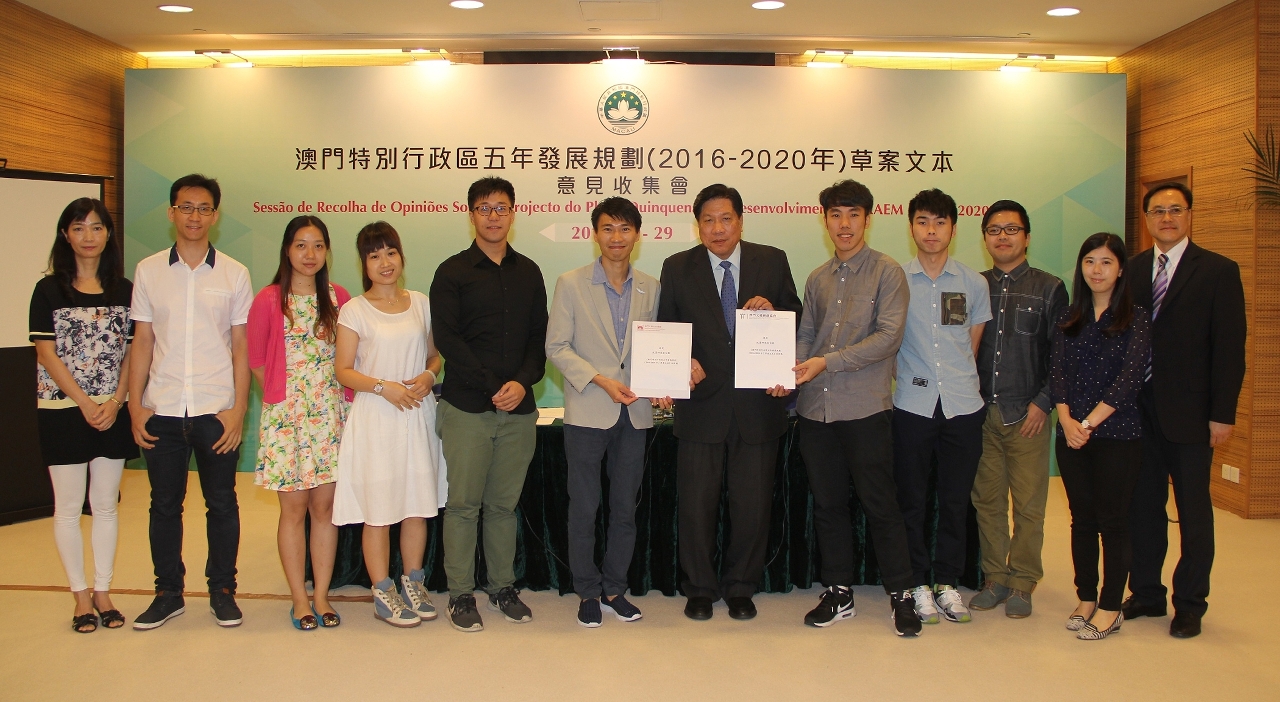 Fotografia dos representantes da Associação de História Oral de Macau com os responsáveis do Gabinete de Estudo das Políticas