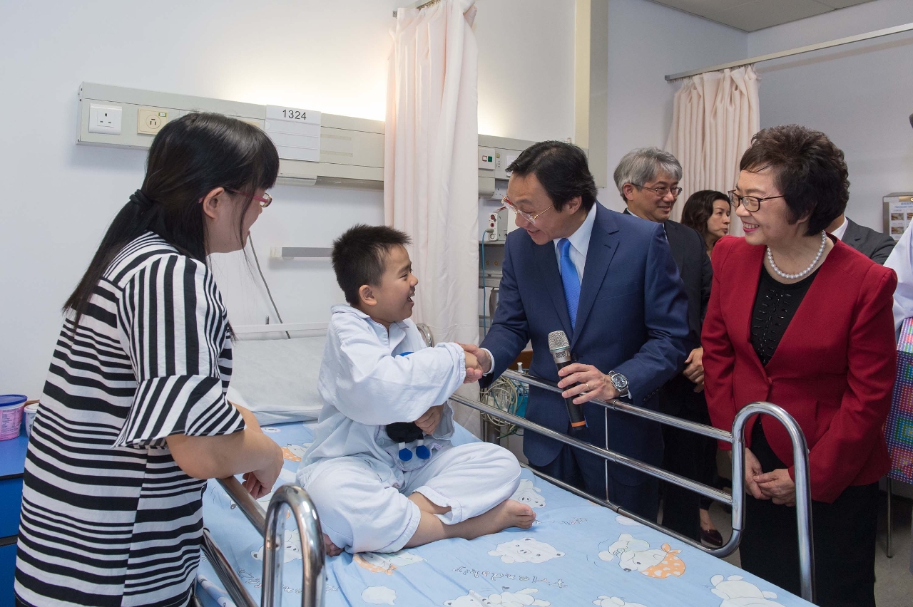 O Secretário para os Assuntos Sociais e Cultura, Alexis Tam, visitou as crianças hospitalizadas no Dia Mundial da Criança – dia 1 de Junho