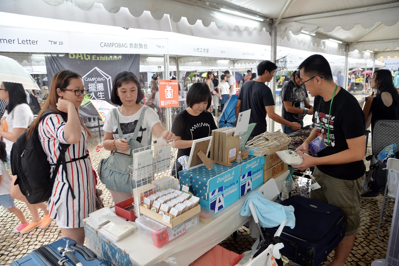 《塔石藝墟》舉行期間，不少市民和旅客到場支持，選購文創產品。