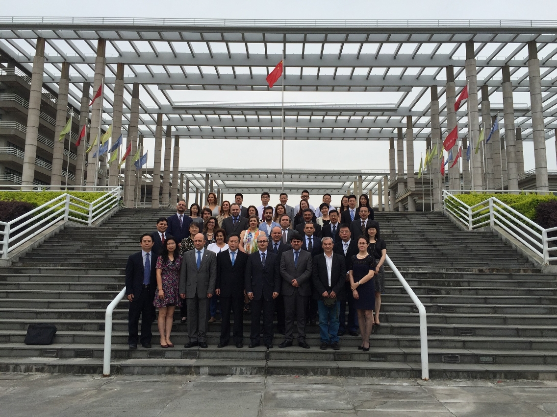 Encontro entre os membros da Delegação e o pessoal do Departamento da Educação da Província de Guangdong