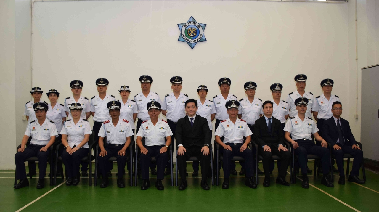 海關領導及各部門主管與四位關務總長合照