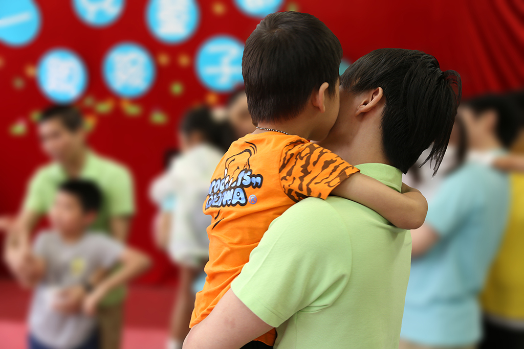 囚人與子女親密互動，場面溫馨熱鬧