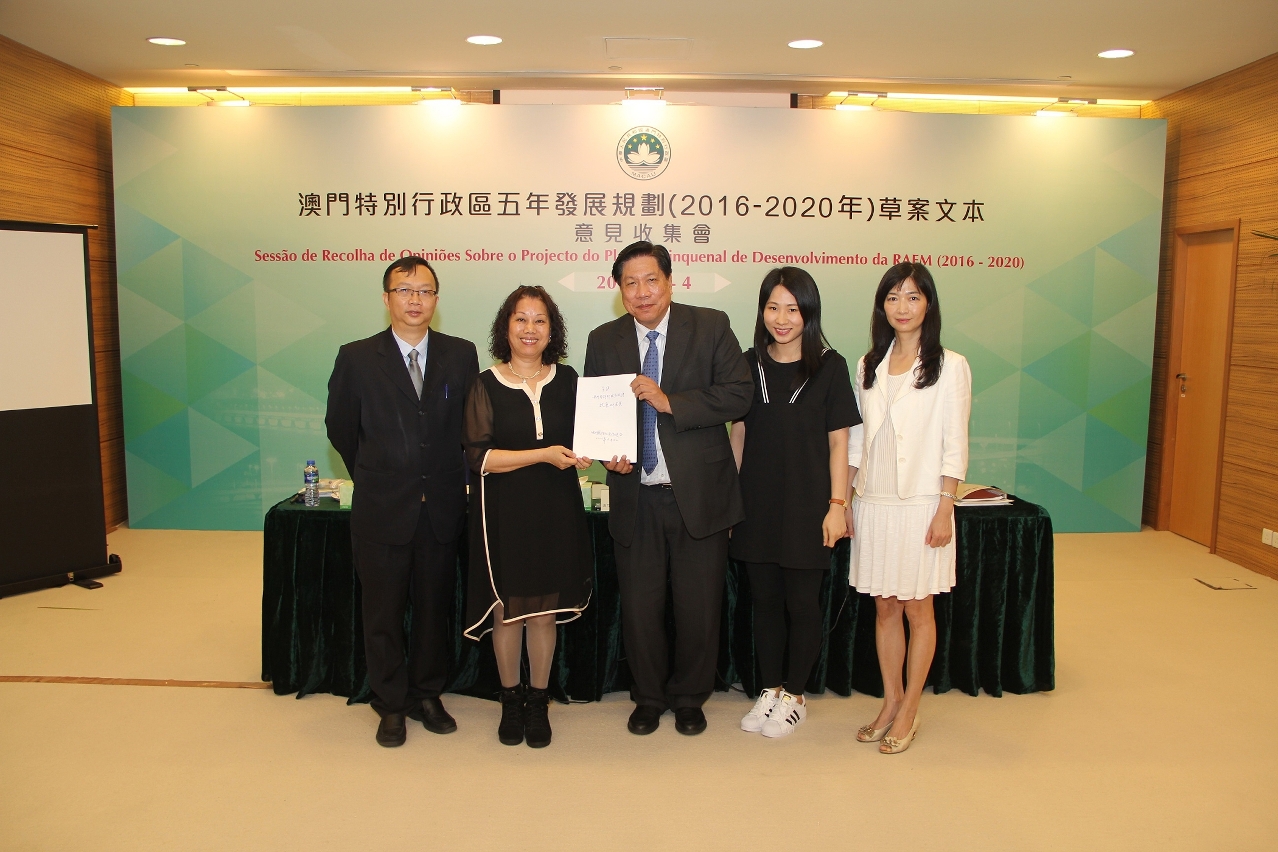 Fotografia dos representantes da Associação de Enfermeiros de Macau com os responsáveis do Gabinete de Estudo das Políticas