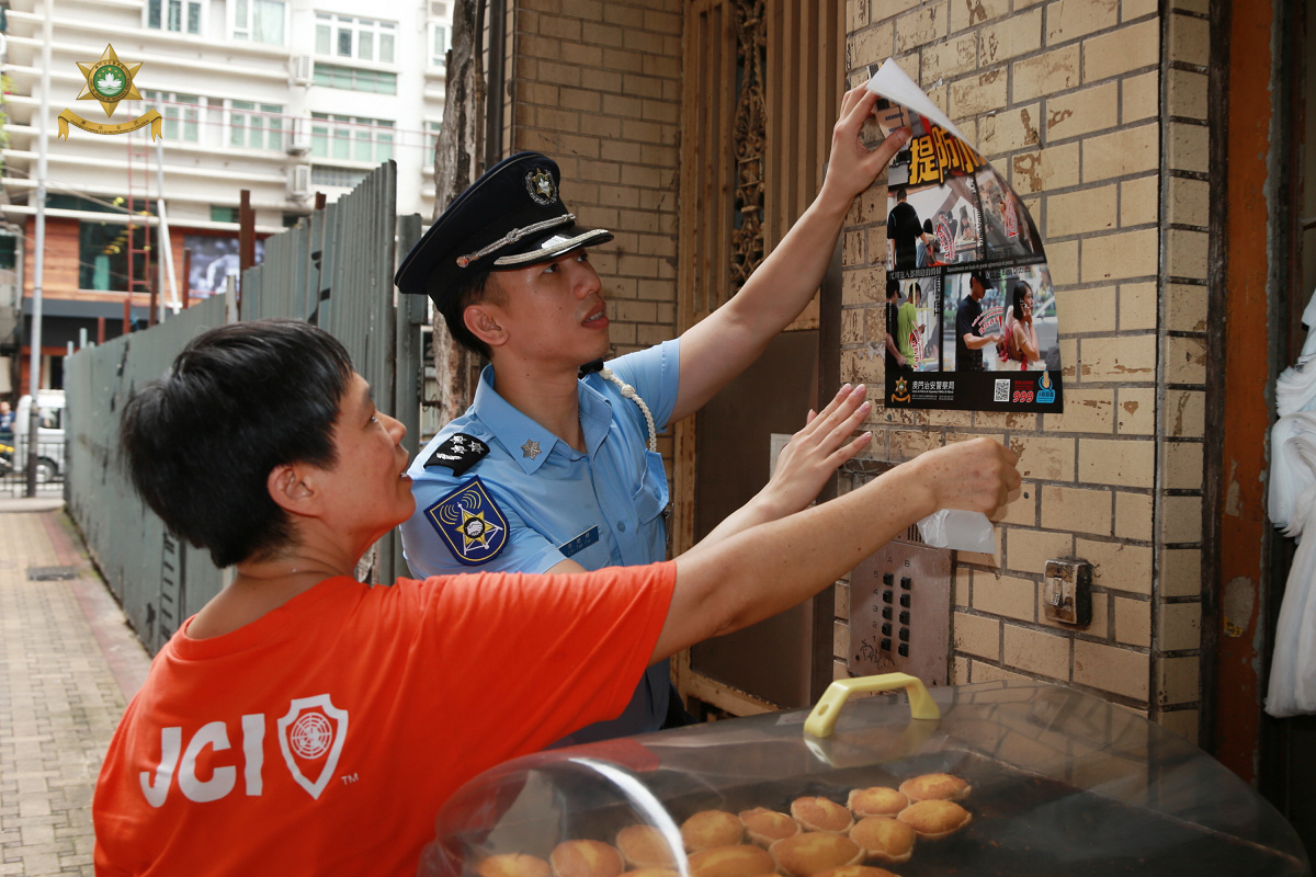 李德輝警司於商戶門前張貼宣傳海報