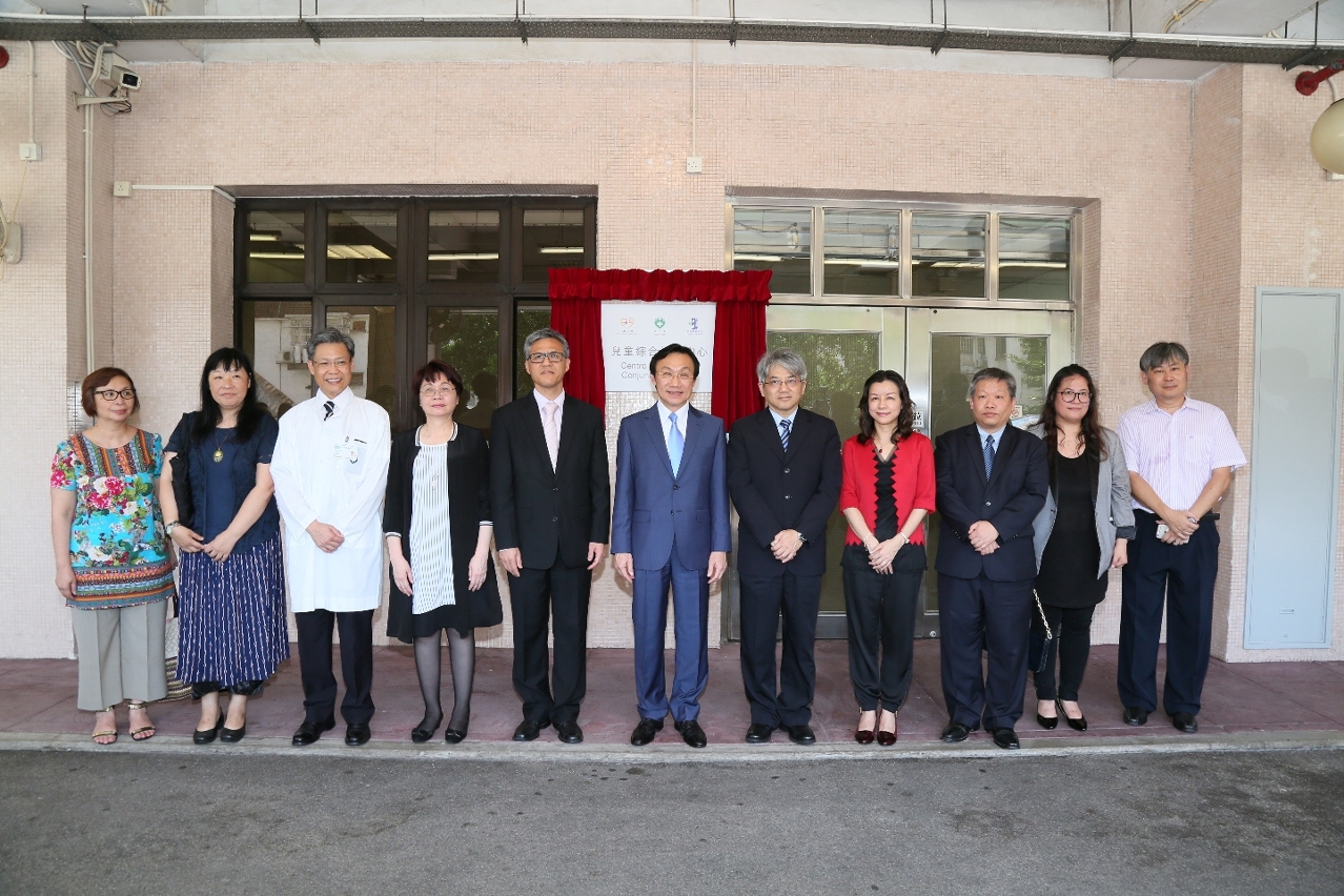 Mr Tam Chon Weng officiates at the launch ceremony of the integrated centre for child assessment at Conde S. Januário Hospital