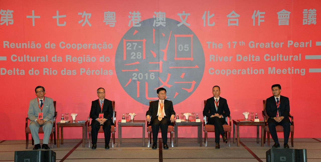 Estiveram presentes na reuniao o Secretario para os Assuntos Sociais e Cultura do Governo da R.A.E. de Macau, Alexis Tam Chon Weng