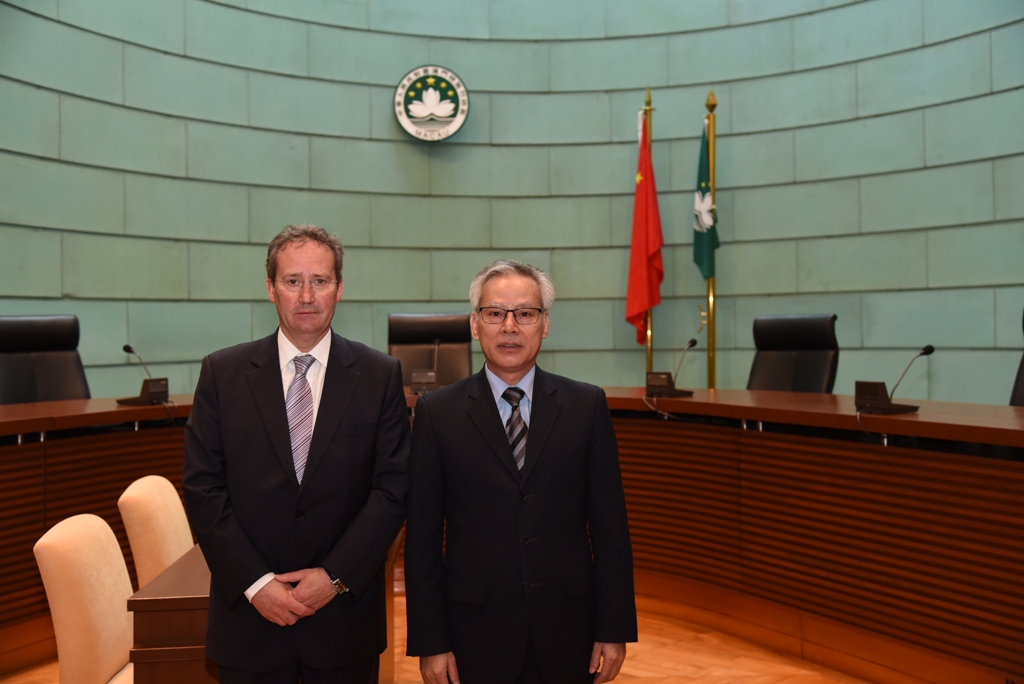 岑浩輝院長與António Silva Henriques Gaspar院長在終審及中級法院大樓審判庭合照