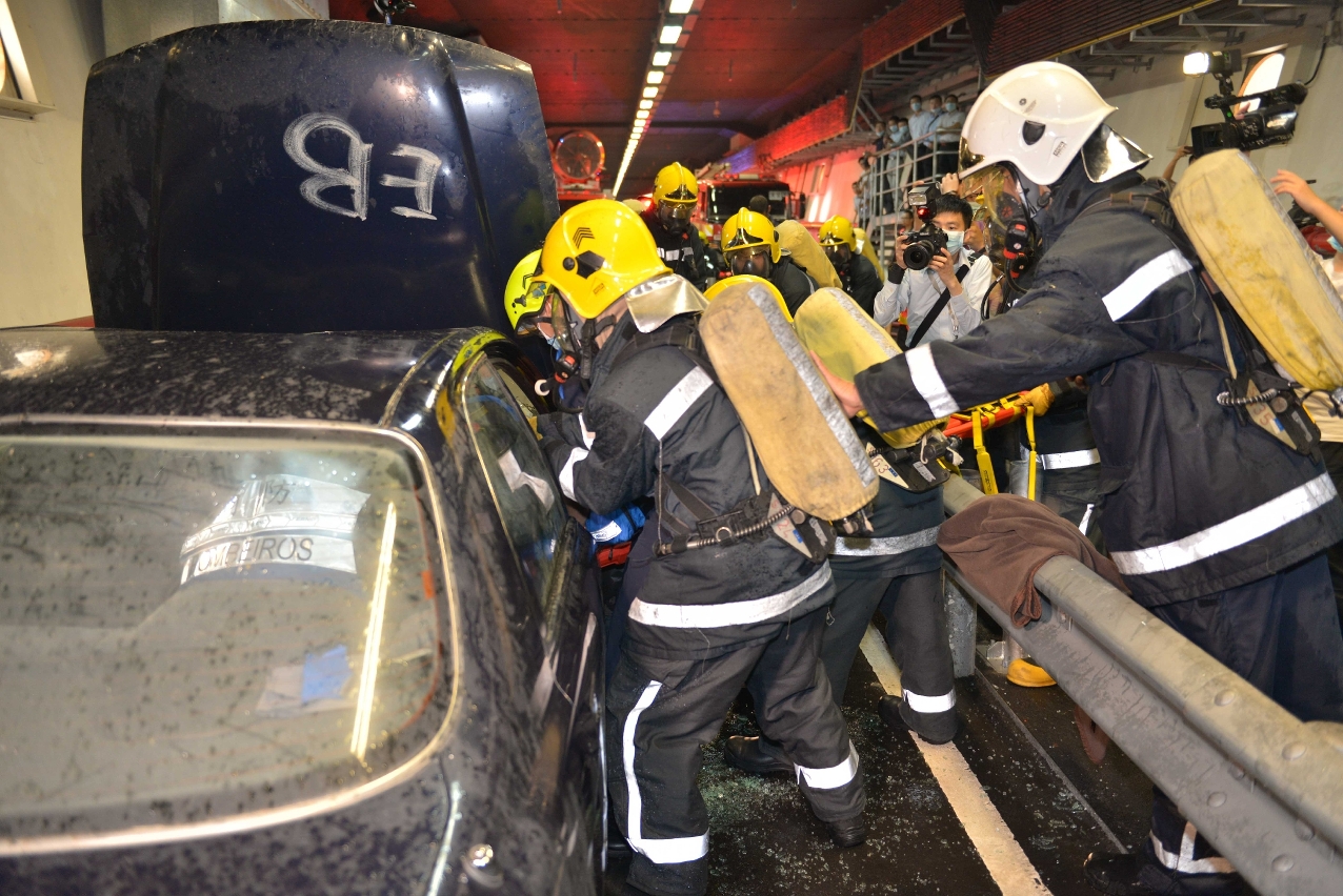 Simulacro de incêndio e salvamento em acidente de viação no tabuleiro inferior da Ponte de Sai Van