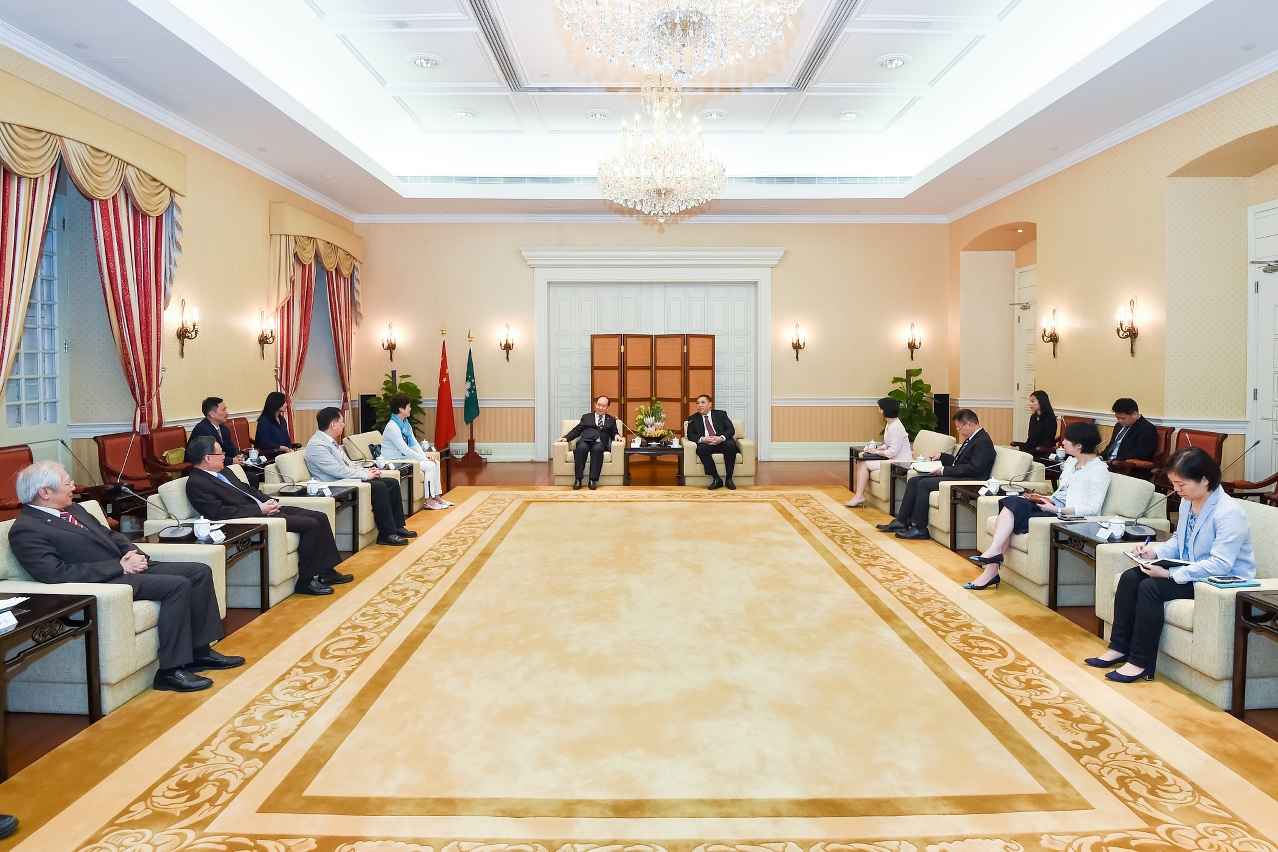 Chefe do Executivo tem encontro com representantes da Associação Promotora da Instrução Pós-Secundária de Macau