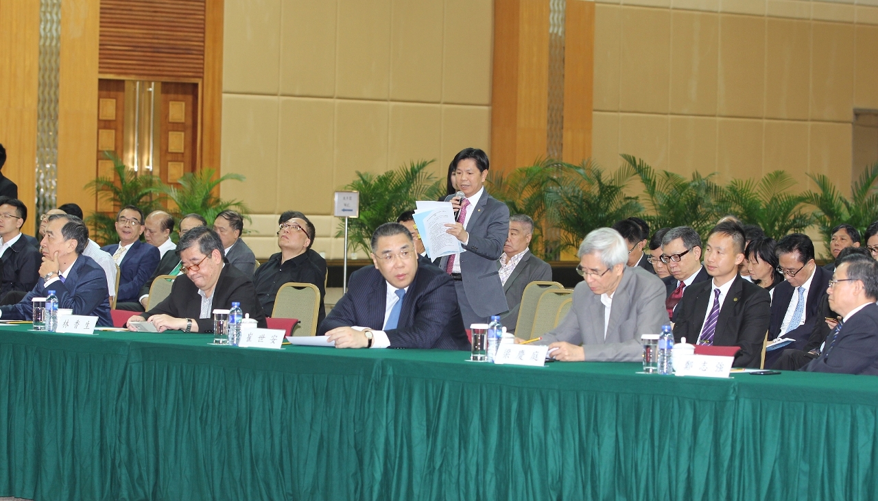 Chief Executive, Mr Chui Sai On, attends consultation session to hear the opinions from the members of the Chief Executive Election Committee on the proposal for the Five-Year Development Plan.