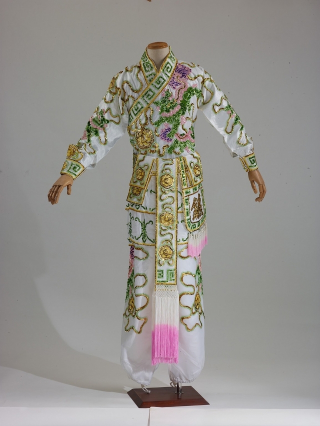秦小梨“打衣戲服”