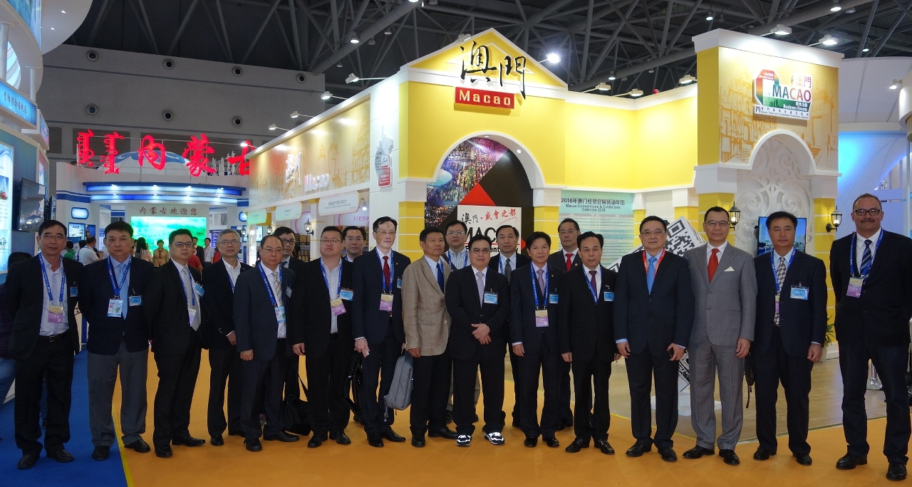 1-	Foto de grupo da delegação de Macau junto ao “Pavilhão de Macau” na 19.ª edição da “China Chongqing International Investment and Global Sourcing Fair”