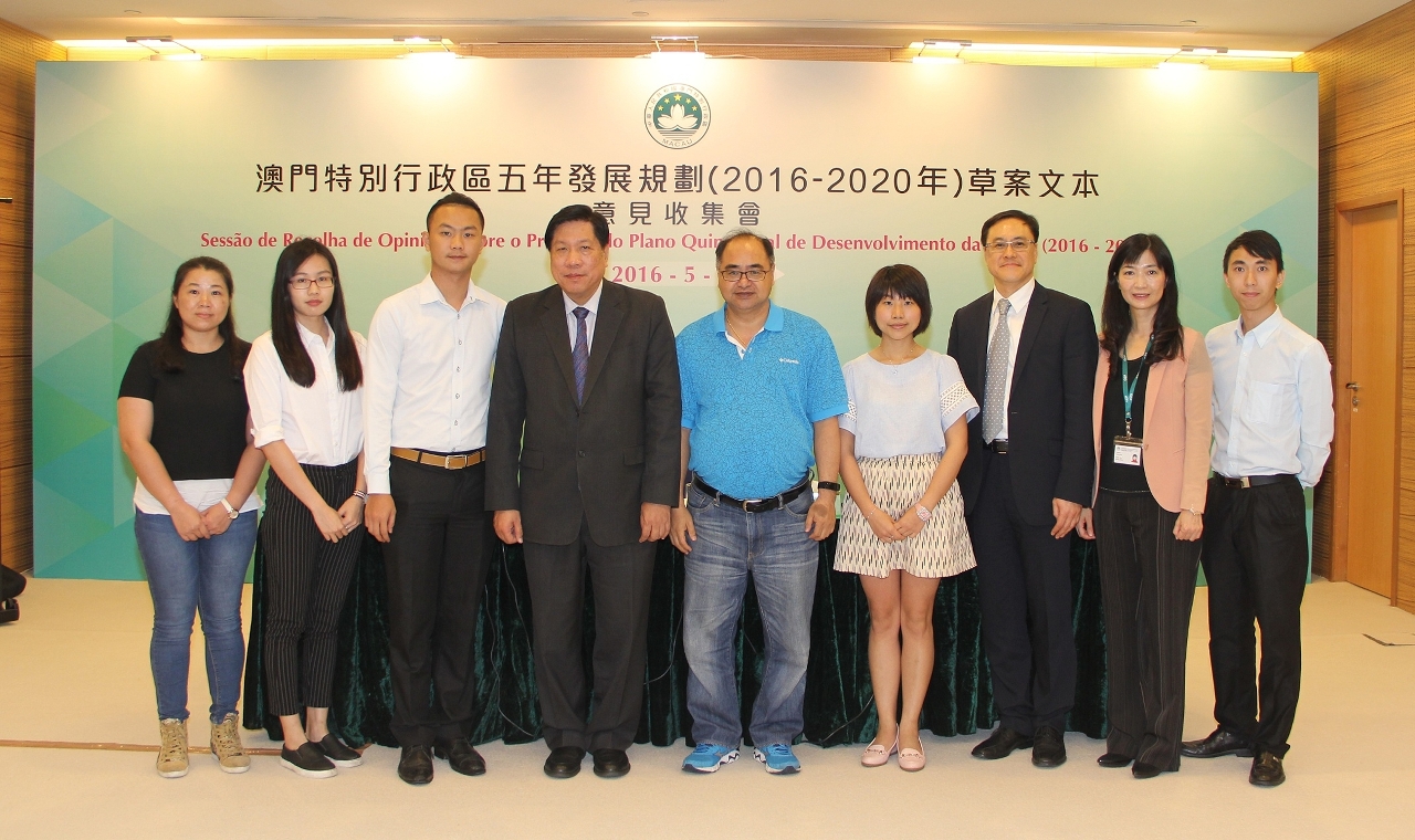 Fotografia dos representantes da Associação dos Escoteiros de Macau com os responsáveis do Gabinete de Estudo das Políticas