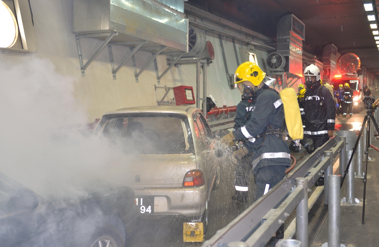 Simulacro de incêndio e salvamento em acidente de viação no tabuleiro inferior da Ponte de Sai Van