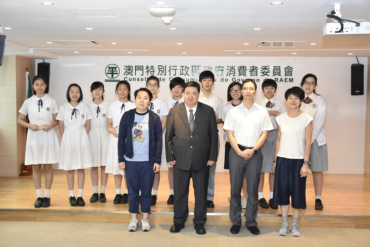 消委會執委會主席黃翰寧頒發初中組各獎項