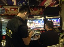 Agentes da PJ em acção de fiscalização num centro de jogos e diversões