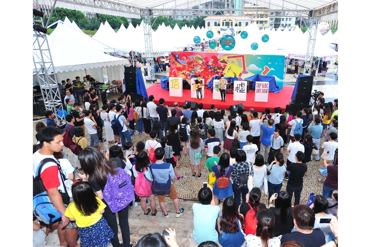 This year, the 1st Award Ceremony and Concert of the Subsidy Programme for the Production of Original Song Albums will be featured in the opening ceremony of the Tap Siac Craft Market. All are welcome.