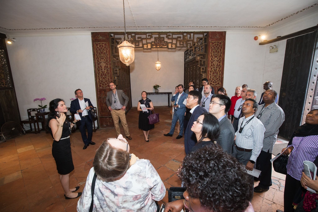The consular corps, accompanied by a guided tour from IC, visited the Mandarin’s House located in the Historic Centre of Macao, where they were introduced to the architectural characteristics of the buildings.