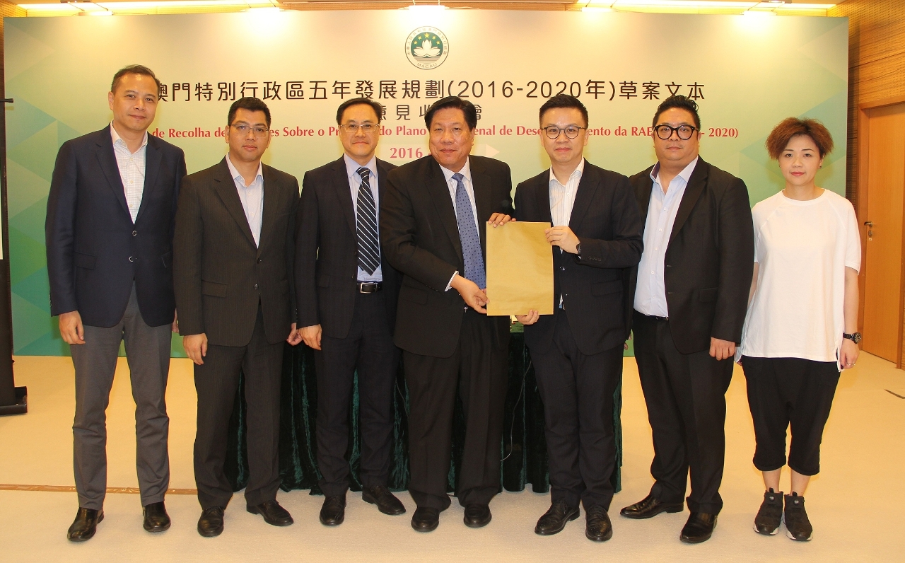 Representantes do Conselho de Juventude da Associação Comercial de Macau apresentam opiniões por escrito ao Gabinete de Estudo das Políticas
