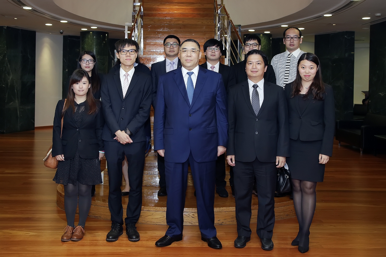 行政長官崔世安與紀念“五‧四”青年節系列活動籌備委員會一行合影