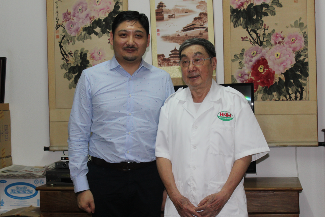 Encontro entre o médico do presidente da República de Moçambique, vice-presidente da Confederação Mundial das Associações de Medicina Chinesa, Dr. Jiang Yongsheng (à direita) e o vice-presidente do Parque, Dr. Yves Xie
