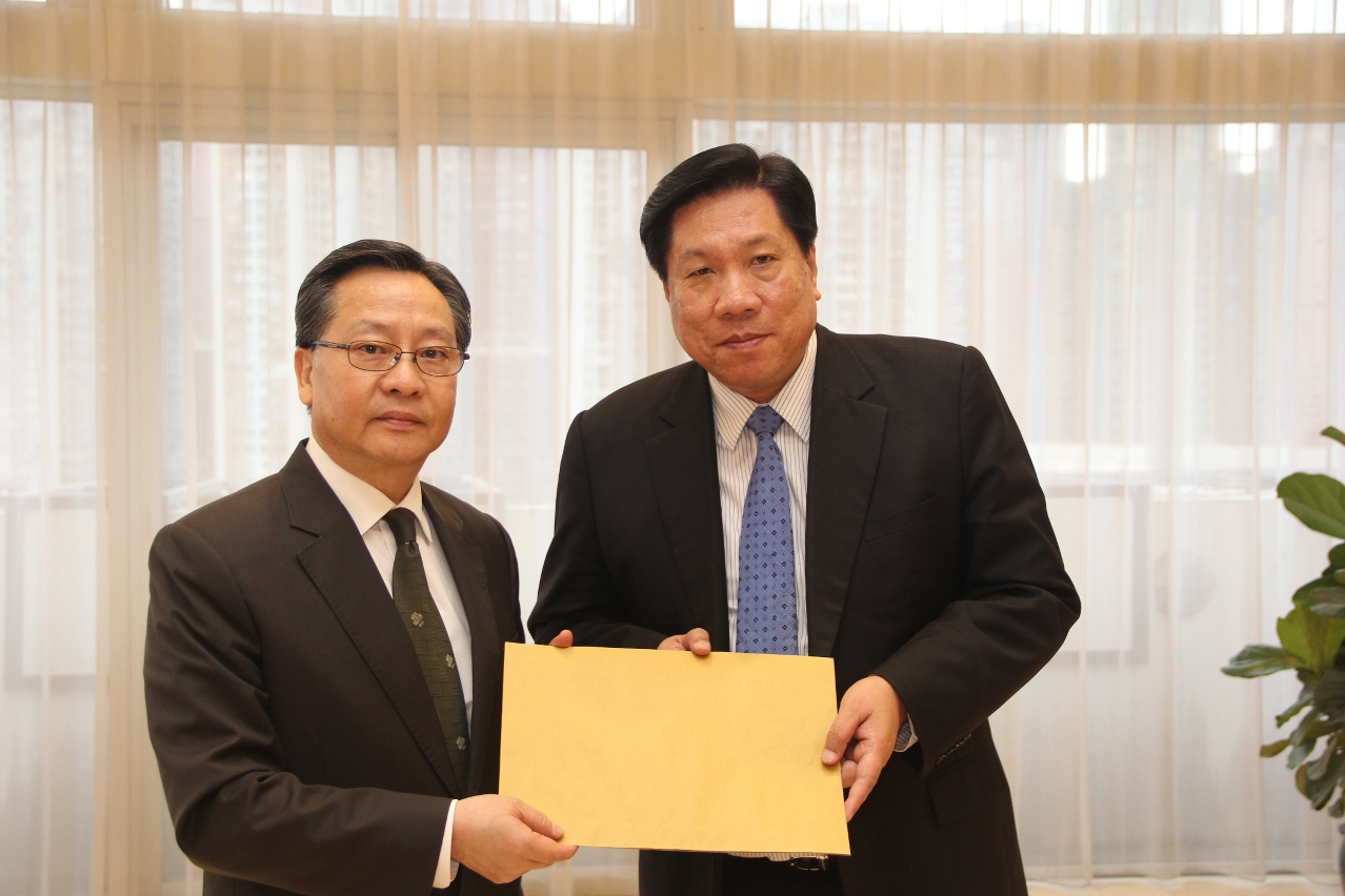 Kou Hoi In, Presidente da Associação Comercial de Macau entregou as opiniões escritas ao Lao Pun Lap, Coordenador do Gabinete de Estudo das Políticas