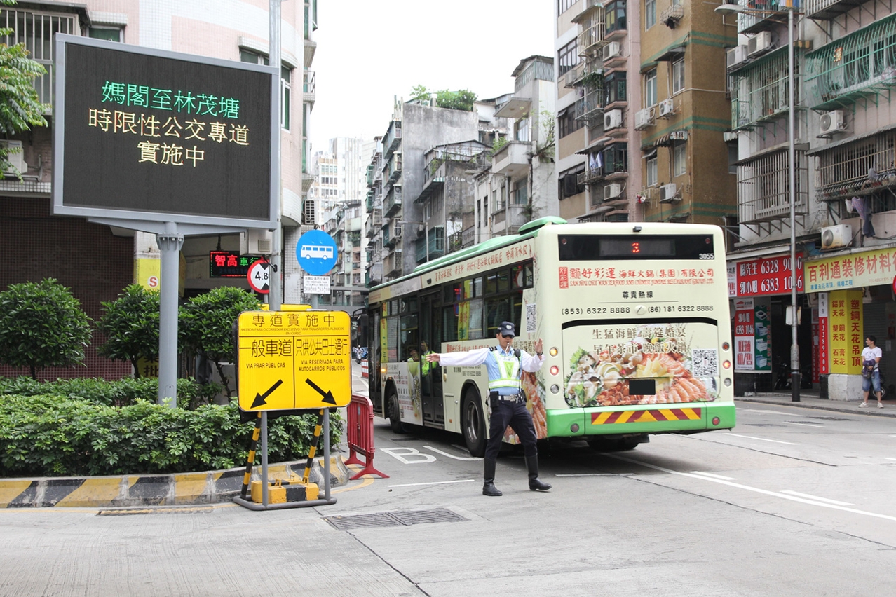 專道沿途設置顯示屏和指示牌外，警員亦在入口指引駕駛者