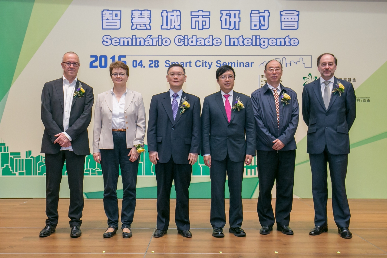 主辦機構科學技術發展基金馬志毅主席與嘉賓科技委員會崔世平副主席、研討會的四名講者合照