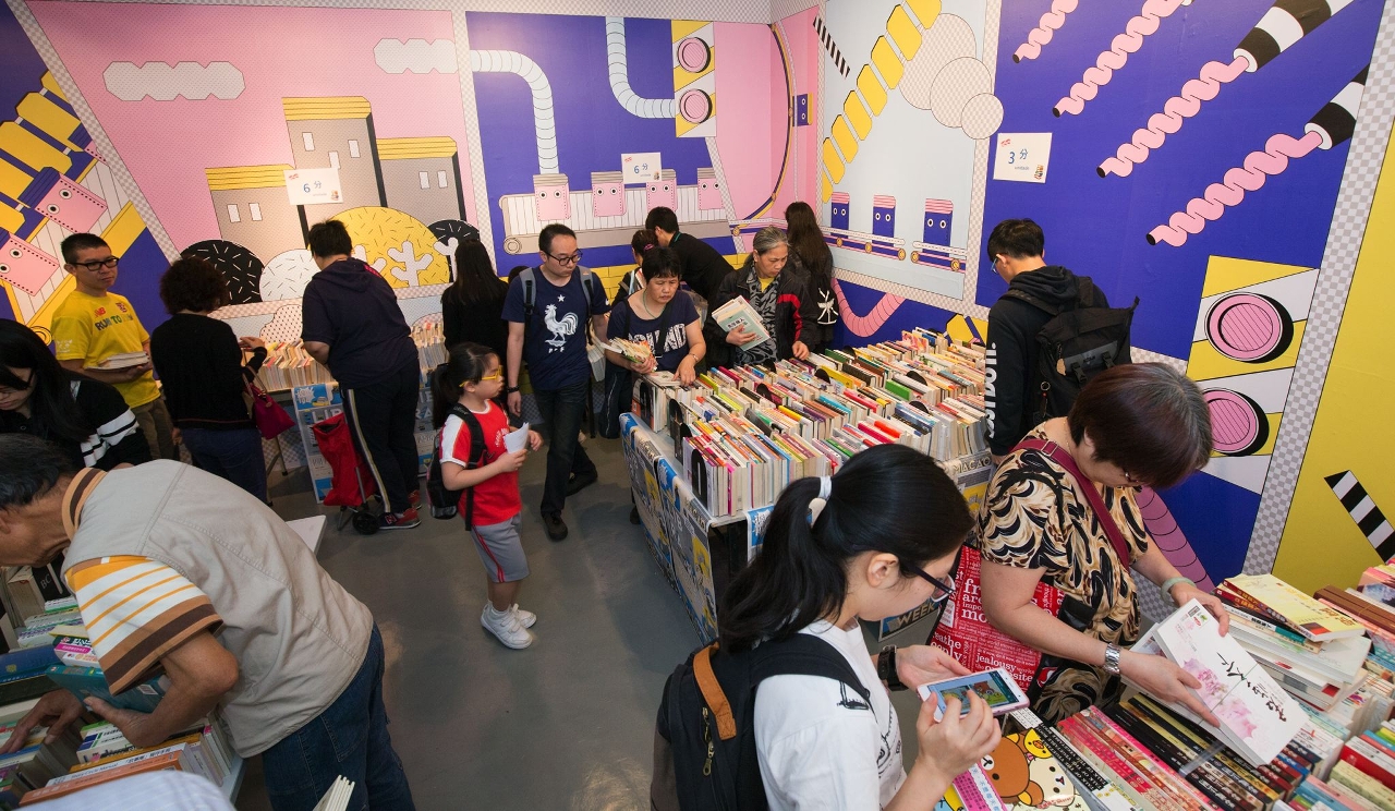 “Semana da Biblioteca de Macau 2016” continua a oferecer ao público “Troca de Livros”, a “Venda de Revistas Arquivadas para Fins de Caridade”, “Livros Livres”, entre outras actividades.