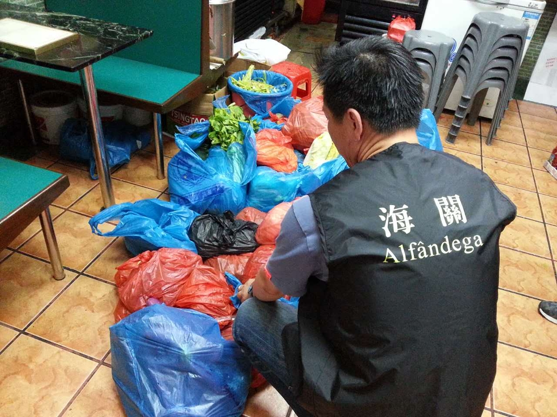 海關在一食肆內查獲未經檢疫的蔬果