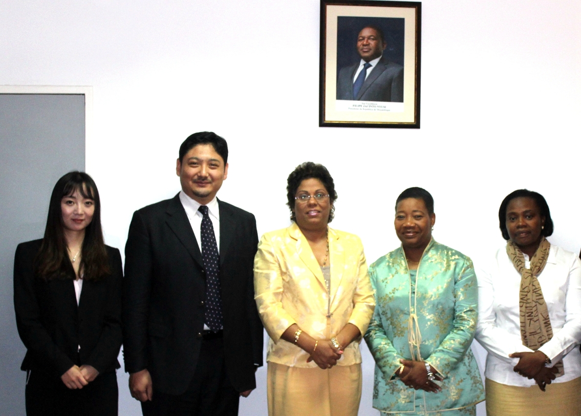 O encontro entre a Minstra da Saúde, Dr.ª Nazira Abdula (3ª à esquerda) e oVice-Presidente do Parque, Dr. Yves Xie (2ª à directa)