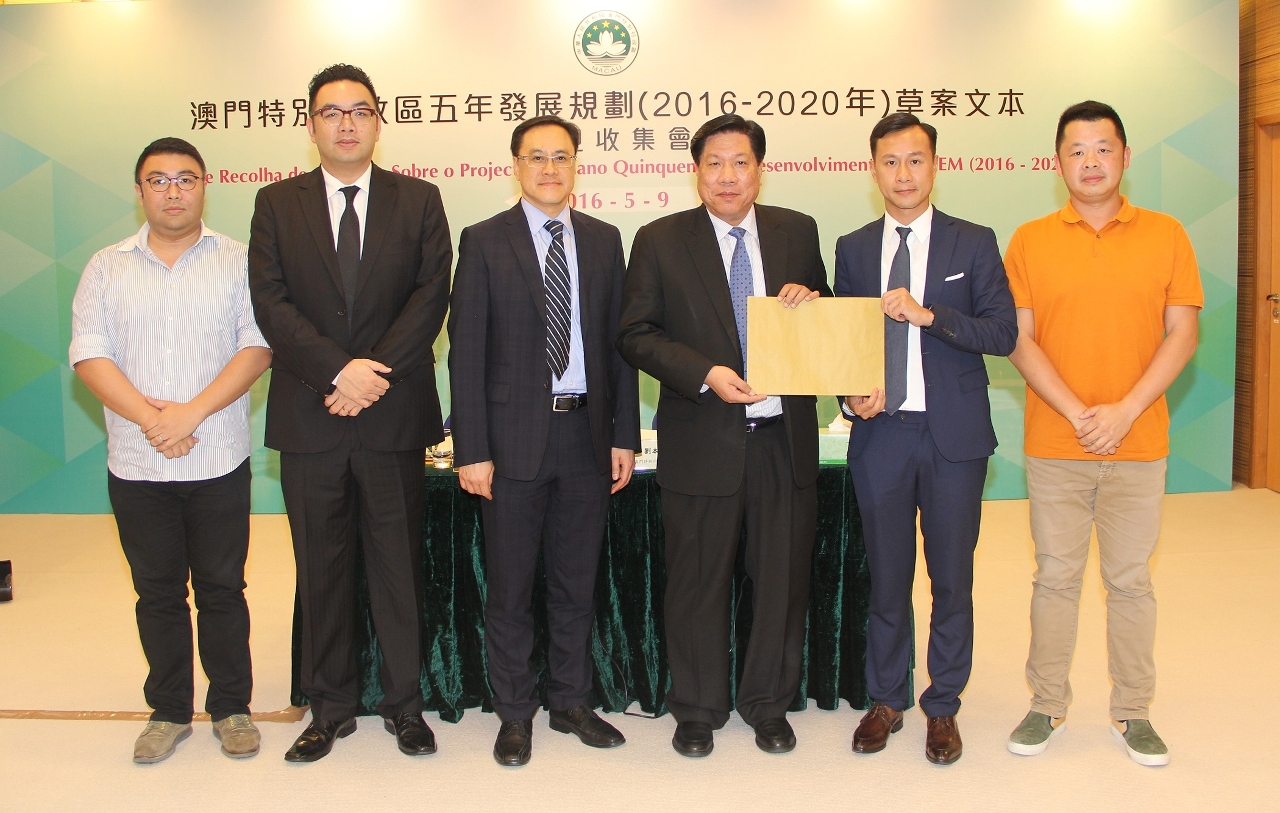 Representantes da Associação dos Jovens Empresários de Macau apresentam opiniões por escrito ao Gabinete de Estudo das Políticas