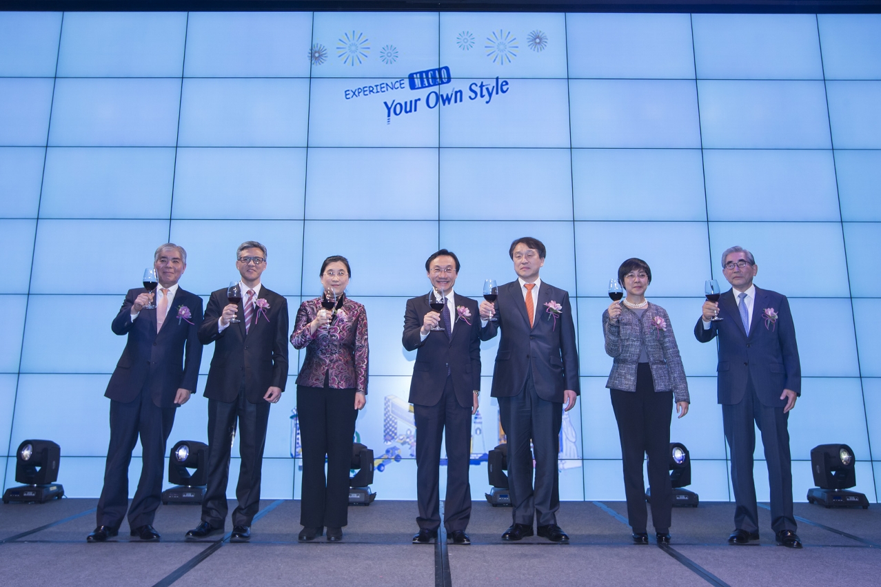 Guests give a toast at the “Experience Macao” Gala Dinner