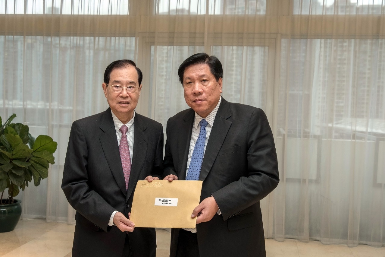 澳門廠商聯合會理事長崔煜林向劉本立主任送交書面意見